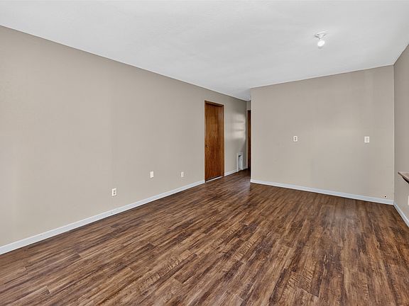 3rd image of 903 Elm Ave