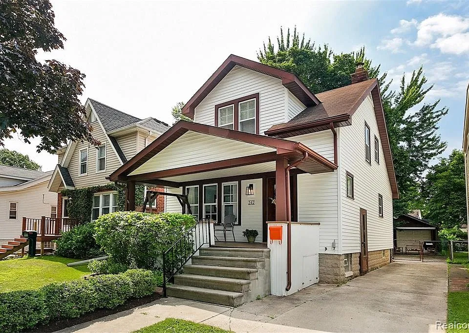 242 University St