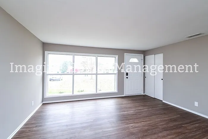 1879 Hillsdale Dr — Photo 3
