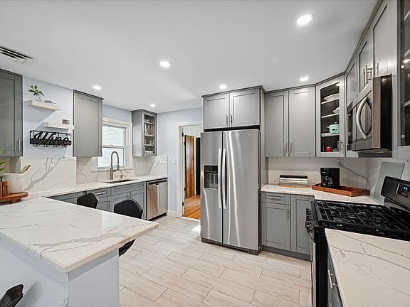 4th image of 16 Hickory Rd