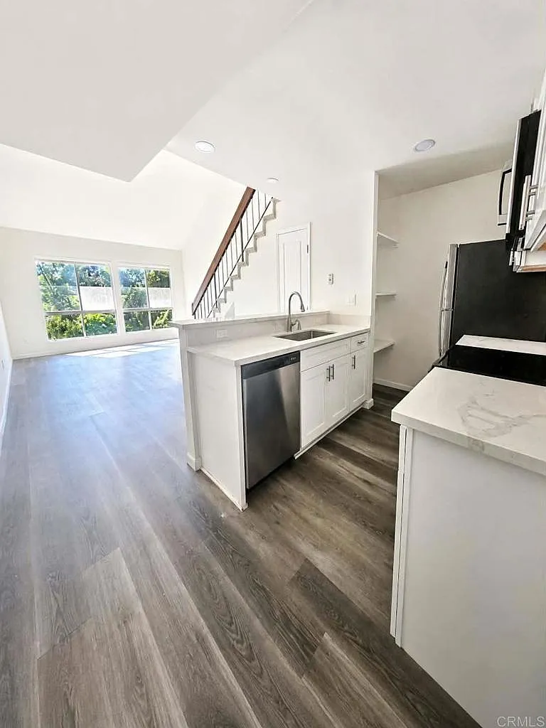 2 bed, 886 sqft, $2,900 — Photo 2