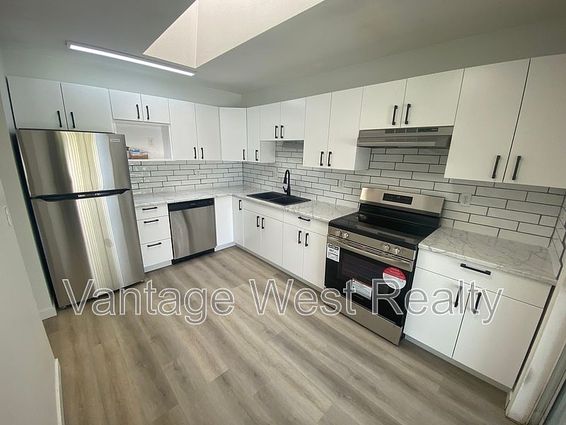 1st image of 938A Fuller Ave
