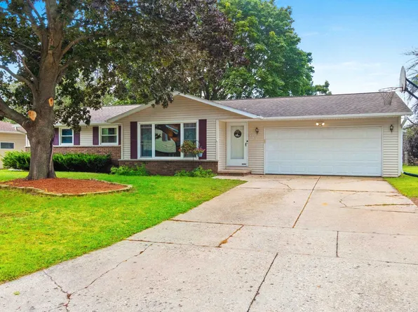 442 Robert Ln, Green Bay, WI 54311