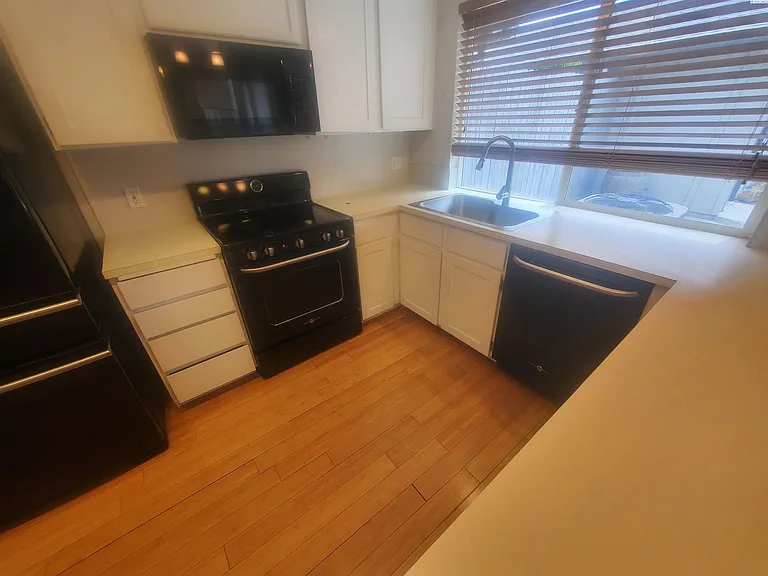 2419 W Grand Ronde Ave #D — Photo 16