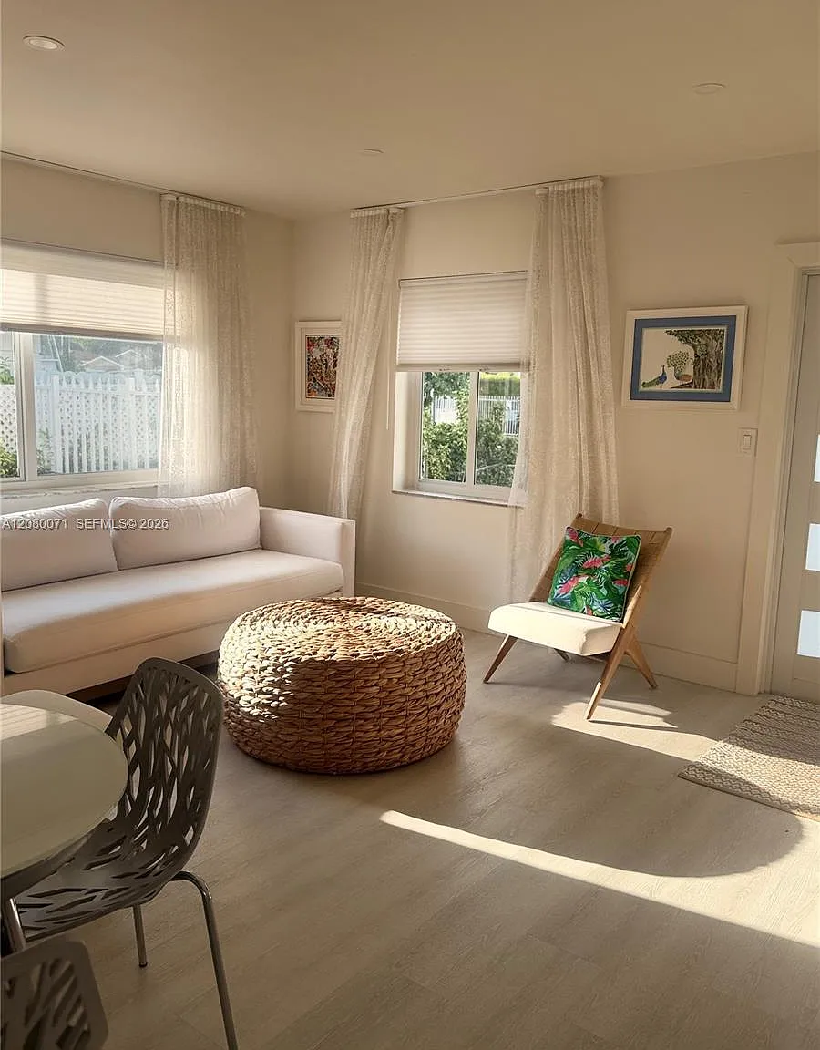 Amnd Miami Suburban Acres — Photo 1
