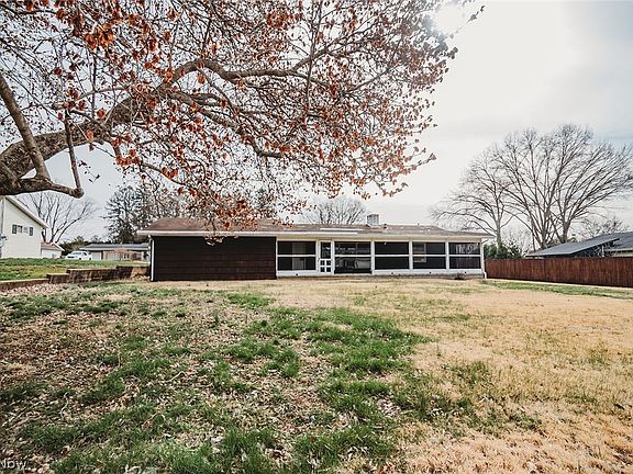4th image of 203 Clark Dr