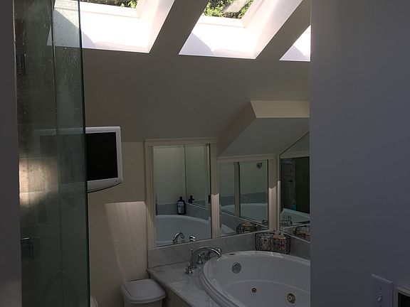 Rain shower and Jacuzzi tub