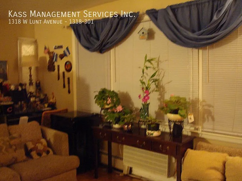 Large 2 bed, 2 bath, water heat and gas Incl! Near Loyola + Lake Front Trails — Photo 3