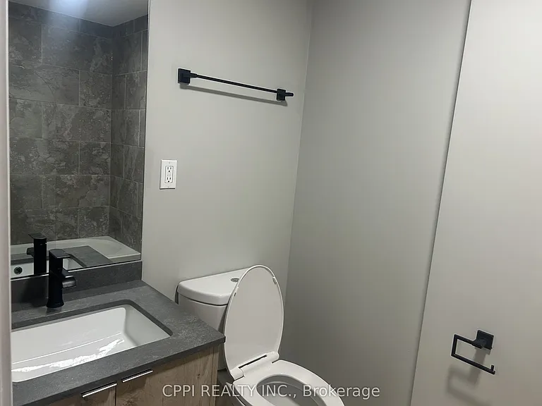 70 King St E #606 — Photo 2