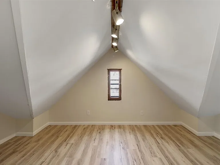 713 W Green St — Photo 18