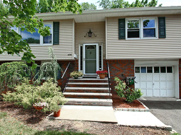 42-05 Naugle Dr — Photo 3
