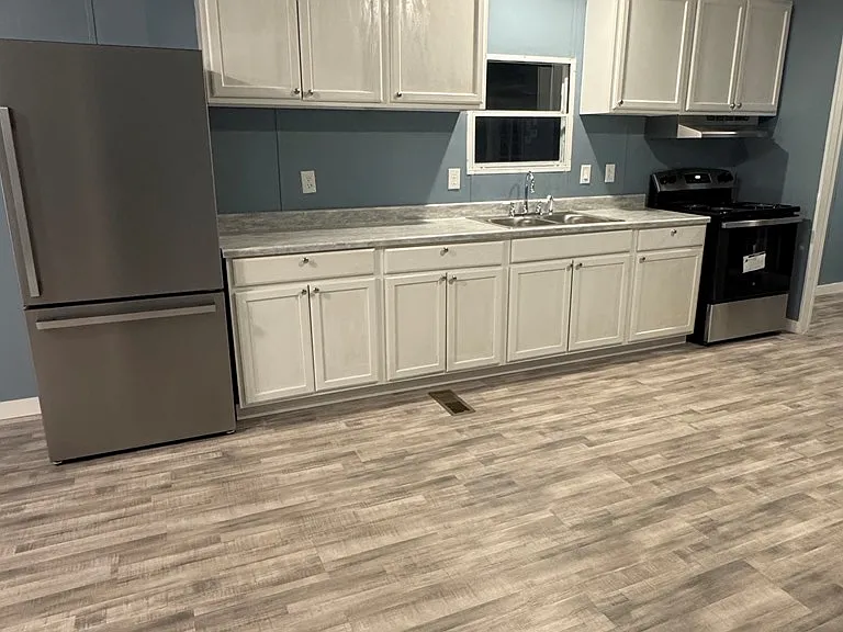 1417 Bay Dr — Photo 2