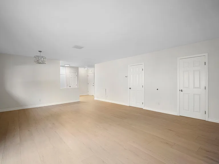 2116 E Chevy Chase Dr #C — Photo 8