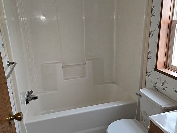 4th image of 1848 Canary Ave