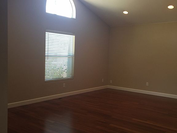 5th image of 256 E Foothill Blvd