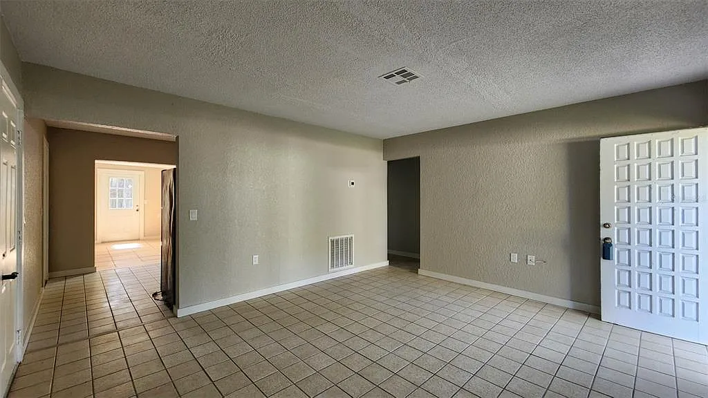 3 bed, 1.0 bath, 1044 sqft, $1,900 — Photo 4