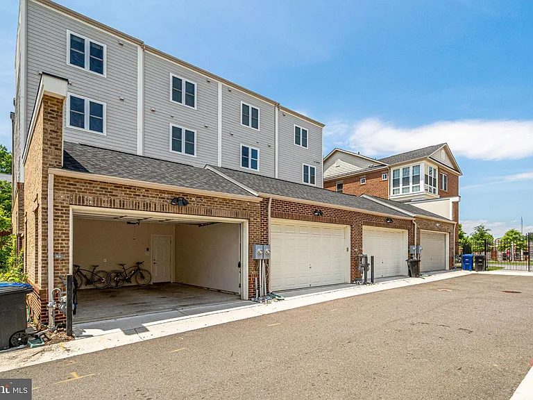 1133 S Monroe St — Photo 30