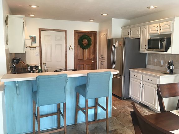 3rd image of 687 N Fairview Ct