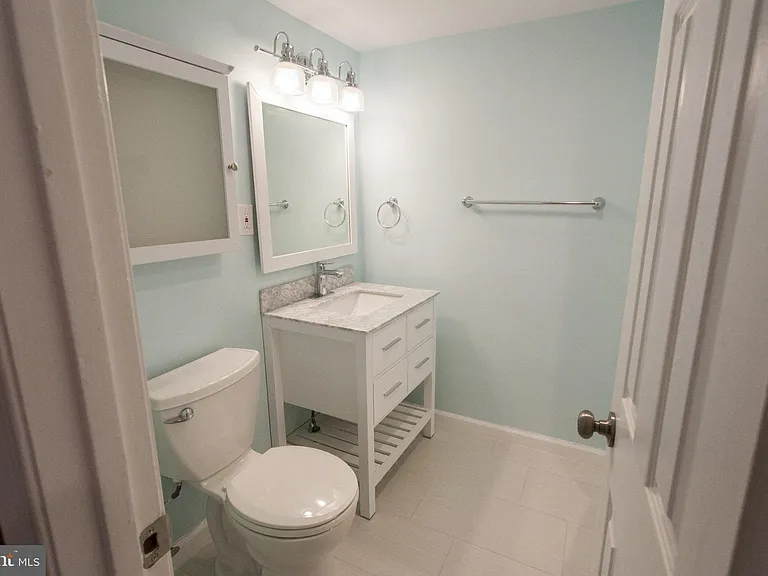 1419 N Longfellow St — Photo 43