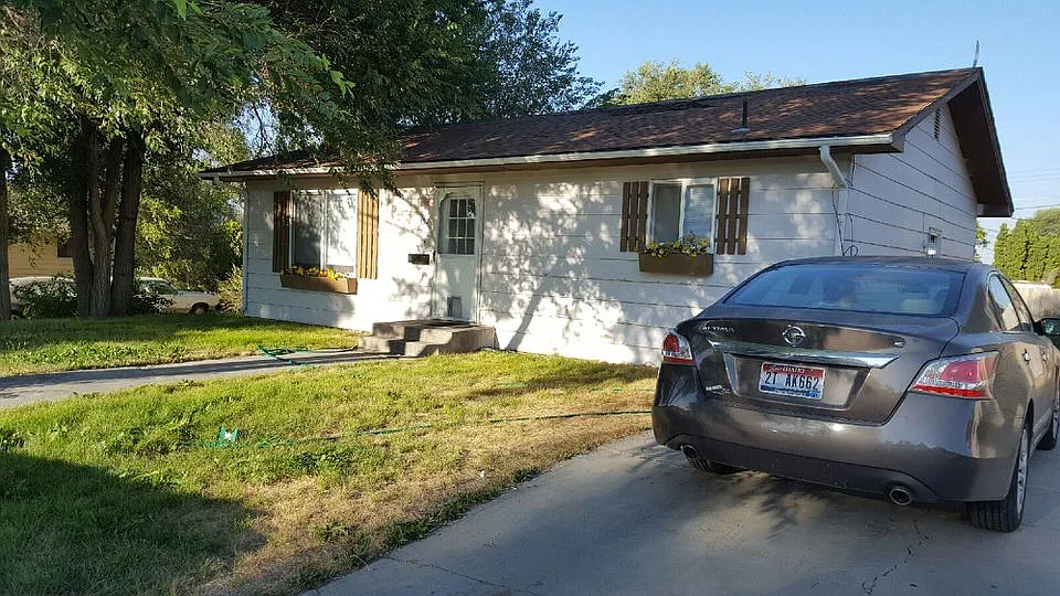 3 bed, 1.0 bath, 1008 sqft, $1,155 — Photo 1