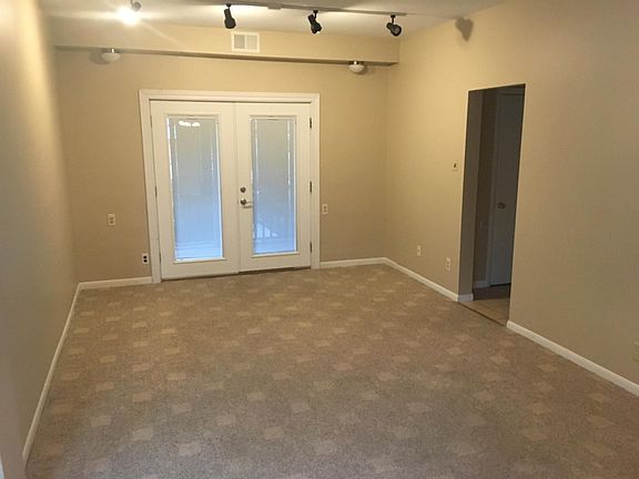 3rd image of 237 Elgin Ave APT 1