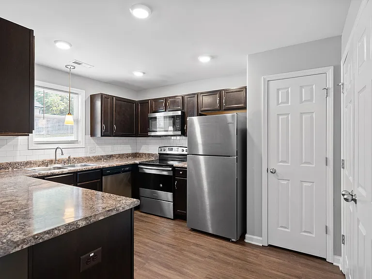 1103 Commerce St — Photo 10