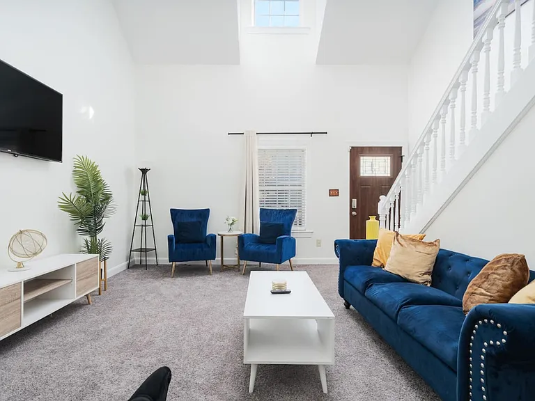 N Sheffield Ave — Photo 15