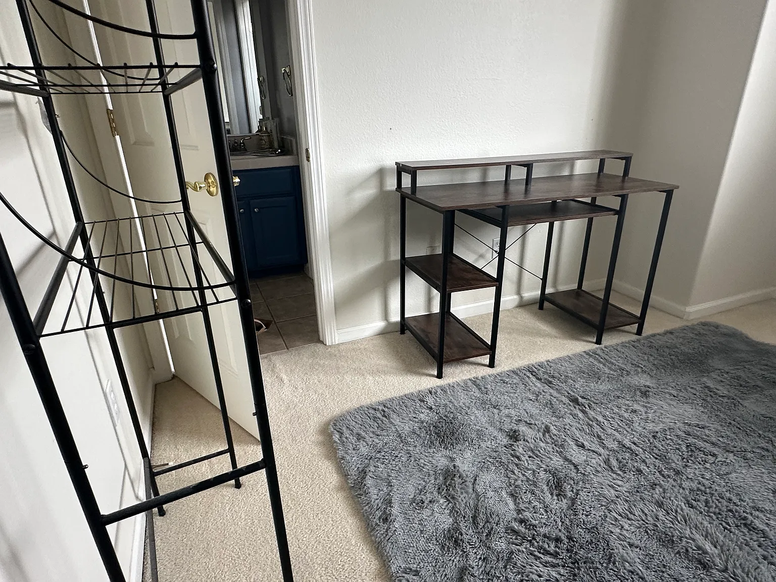 2 bed, 2400 sqft, $1,300 — Photo 4