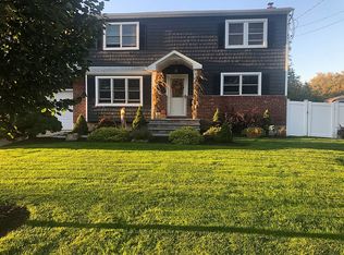 36 Hedgerow Ln, Commack, NY 11725