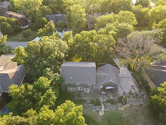 3rd image of 15829 Meadow Ln