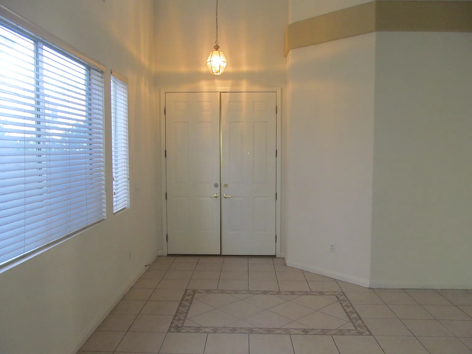 4 bed, 2.5 bath, 2358 sqft, $2,290 — Photo 4