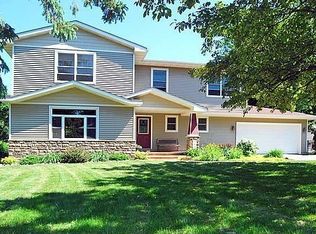 945 Parker Ave, Roseville, MN 55113