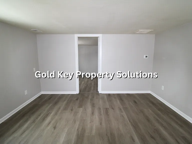 2324 Chase St — Photo 9
