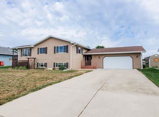 633 Augusta Cir, Yankton, SD 57078