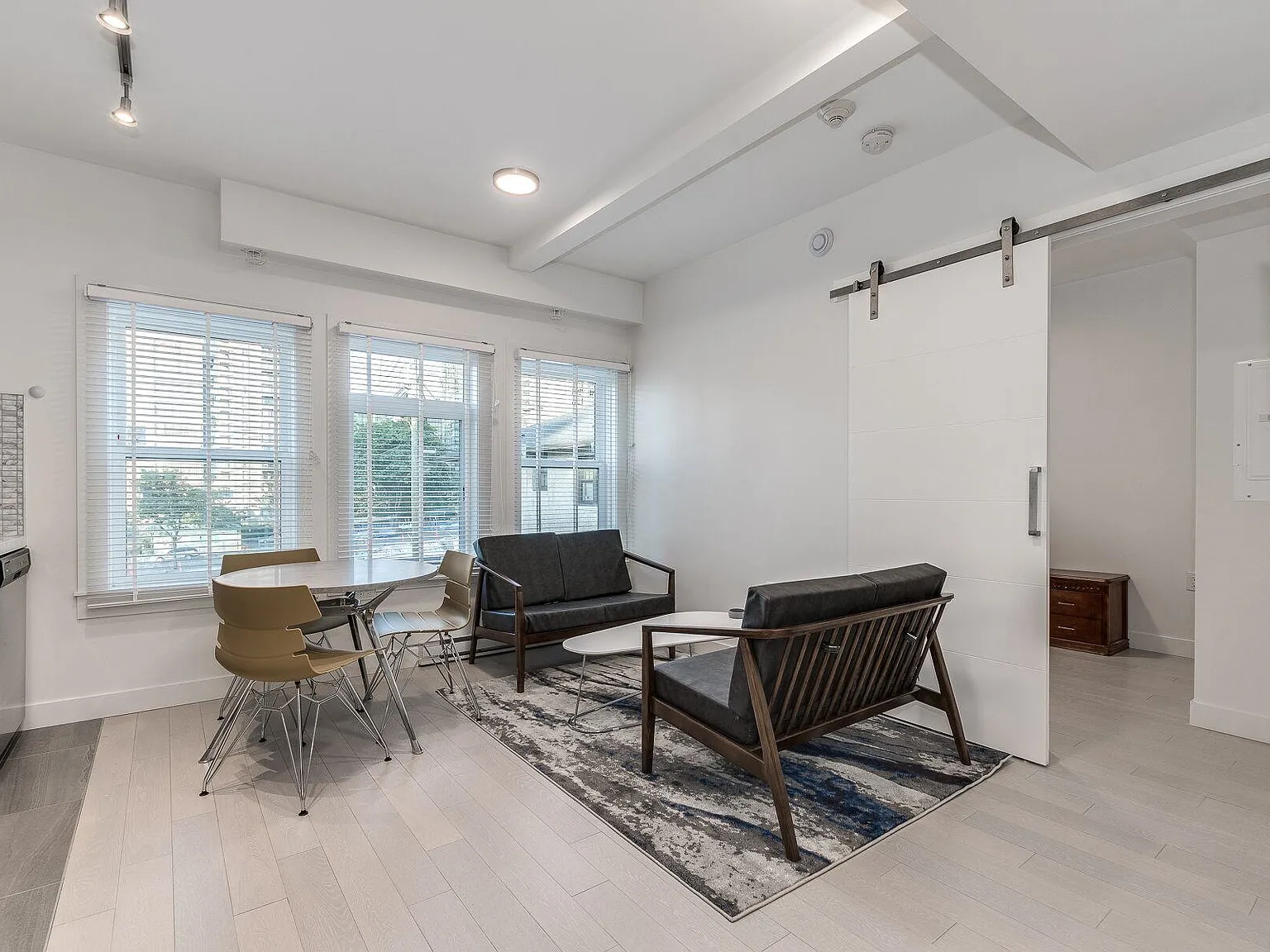 2 bed, 945 sqft, $4,390 — Photo 3