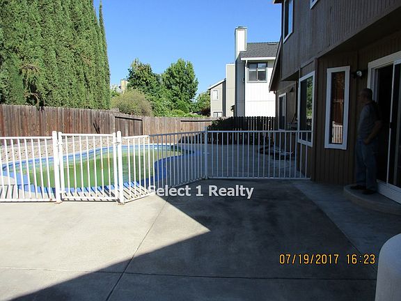 3rd image of 407 Greystone Dr