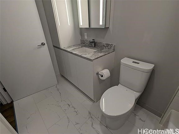 5th image of 987 Queen St #906