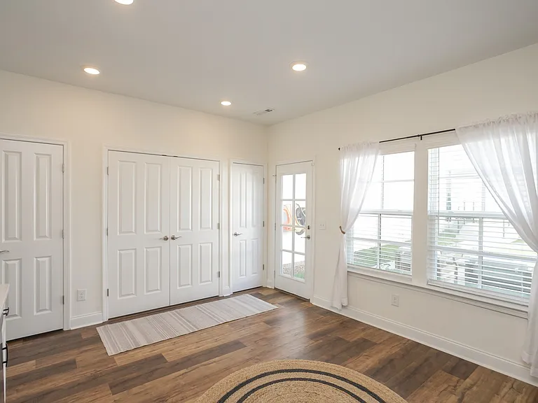 803 Goswell Dr — Photo 10