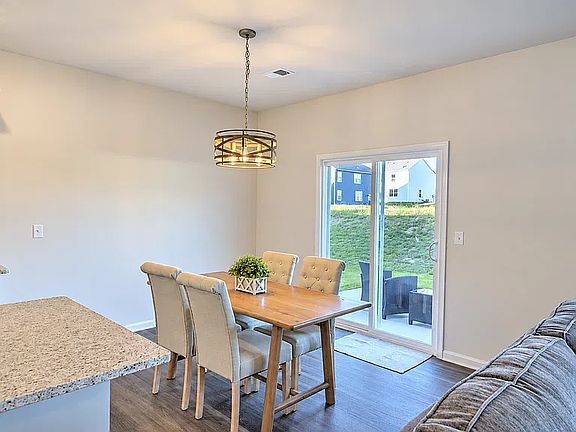 3rd image of 576 Summercrest Ave