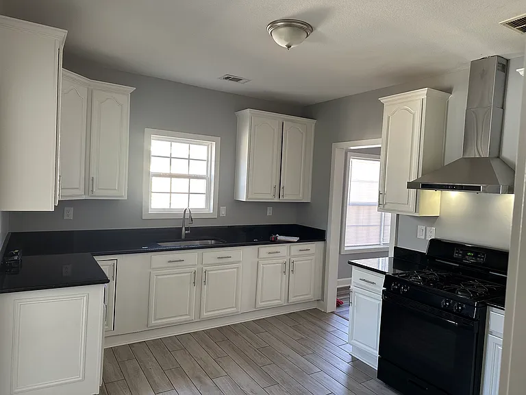 1119 Biltmore St — Photo 14