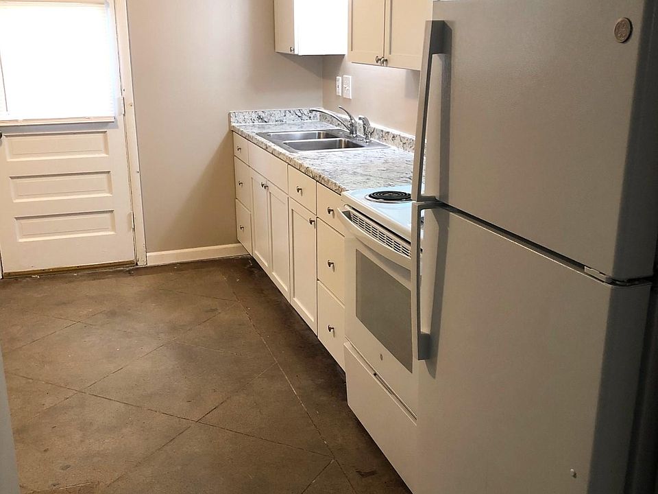 Kitchen, fridge, oven/range, tile flooring