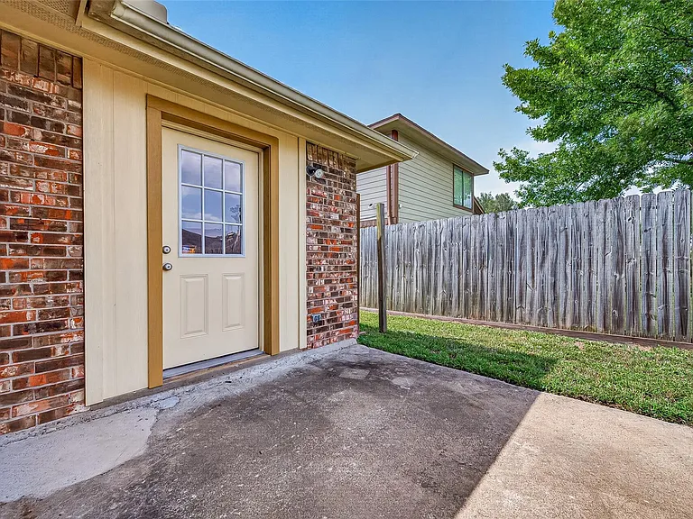 7407 Cortes Dr — Photo 31