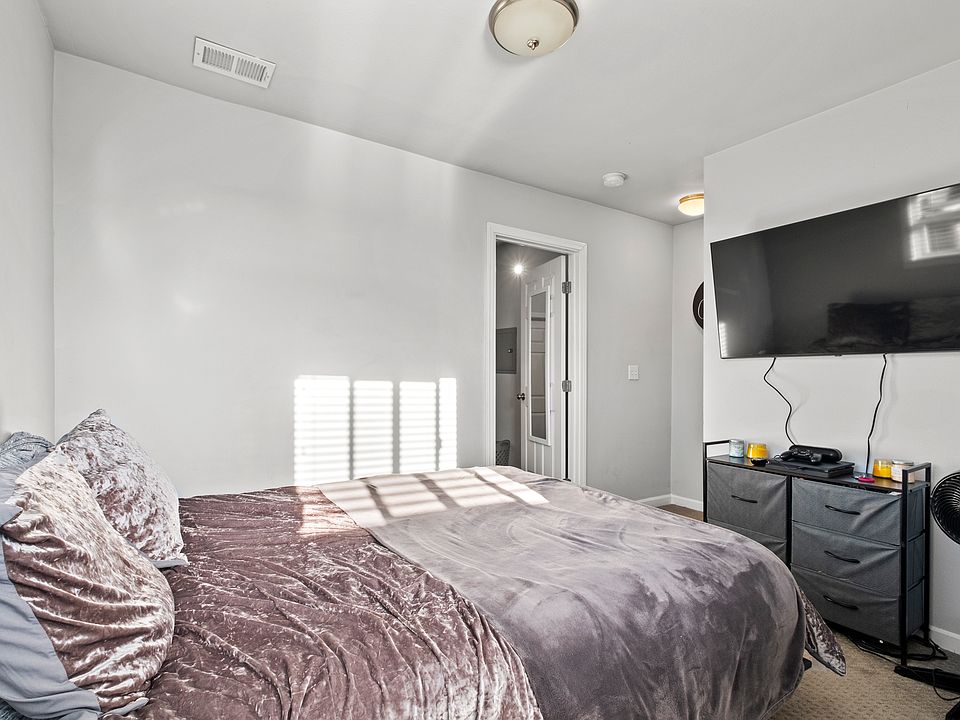 1st image of 2141 E 15th St #3