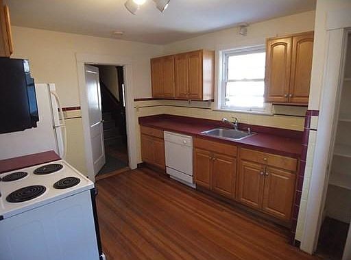 3rd image of 34 Waverley St #34