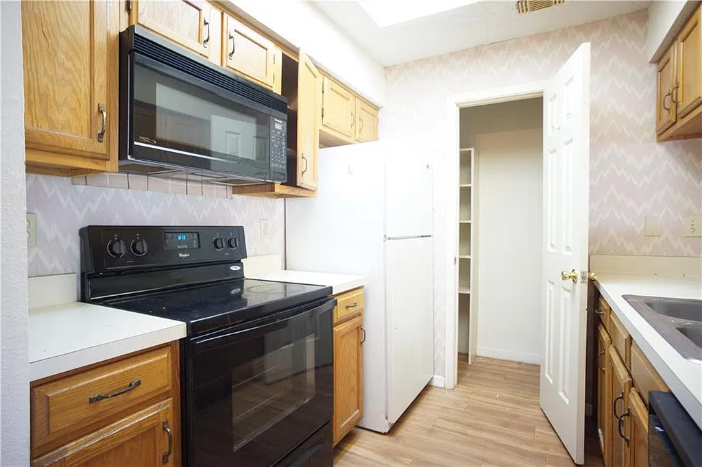 2 bed, 987 sqft, $1,995 — Photo 2