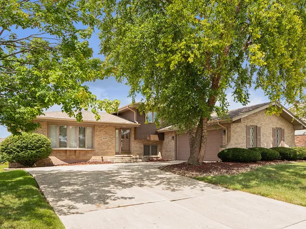 8124 Compton Rd, Woodridge, IL 60517