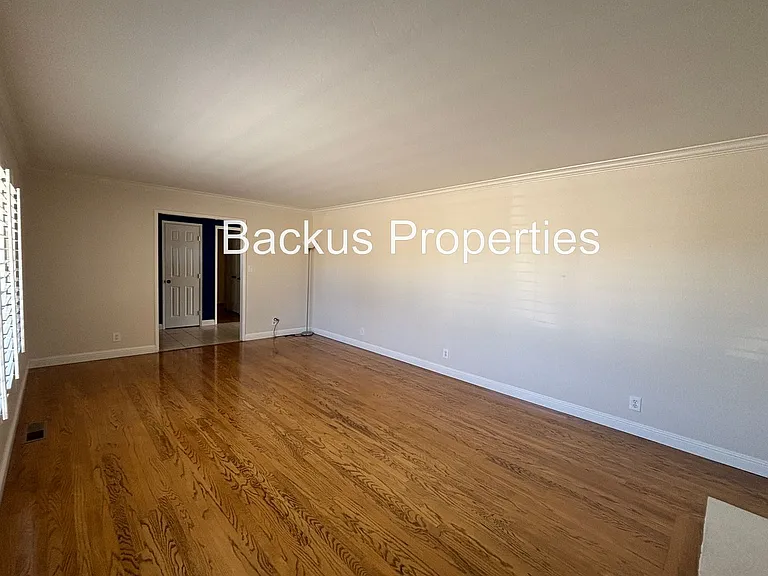 211 Chaucer Dr — Photo 7