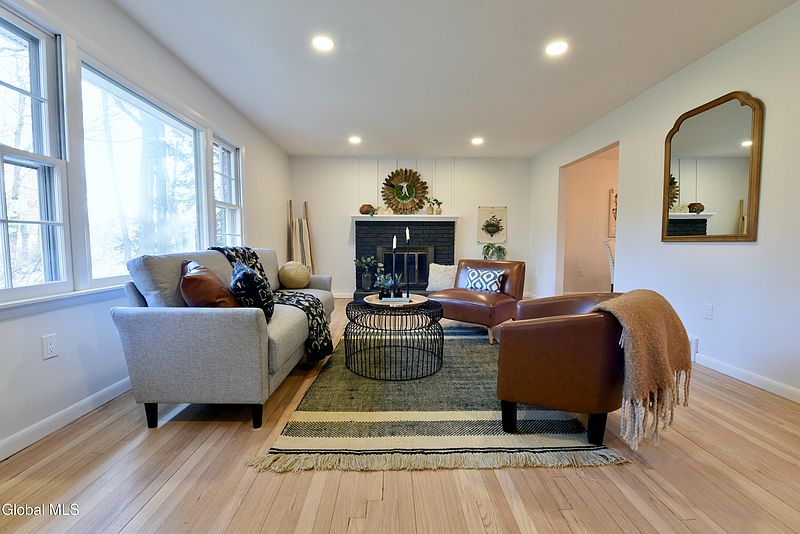 3rd image of 871 Maxwell Drive