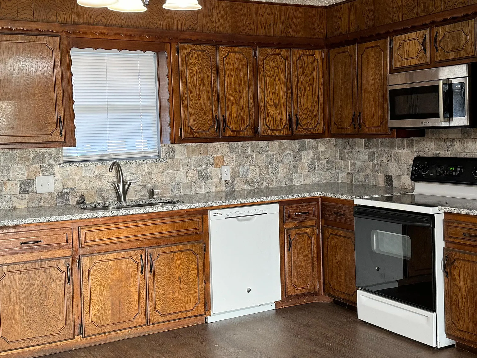 19 Oak Hollow Rd — Photo 2