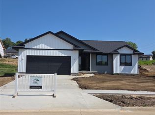 1820 Shady Grove Rd SW, Cedar Rapids, IA 52404